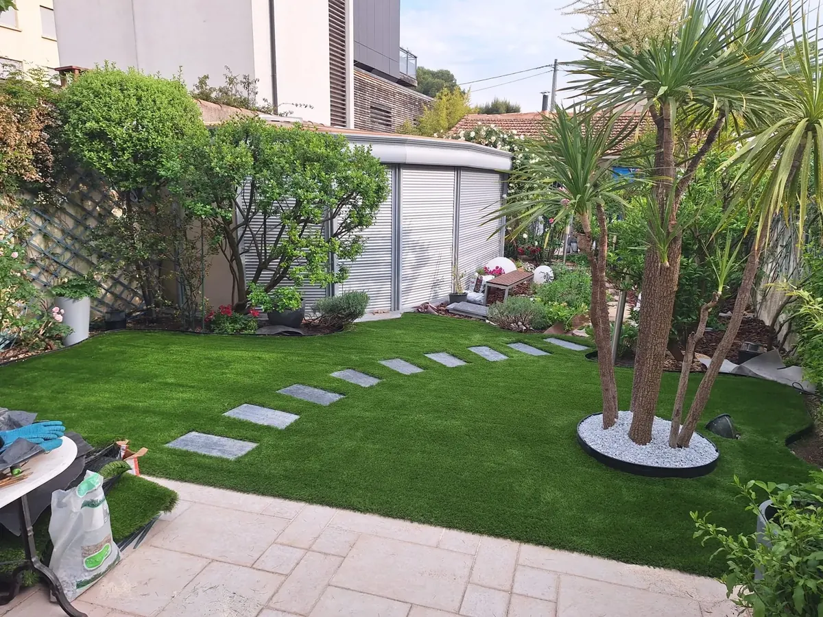 Pelouse synthétique 42 mm et allée en pas japonais d'ardoise posées par MJ Services 13 dans un jardin de Carry-le-Rouet