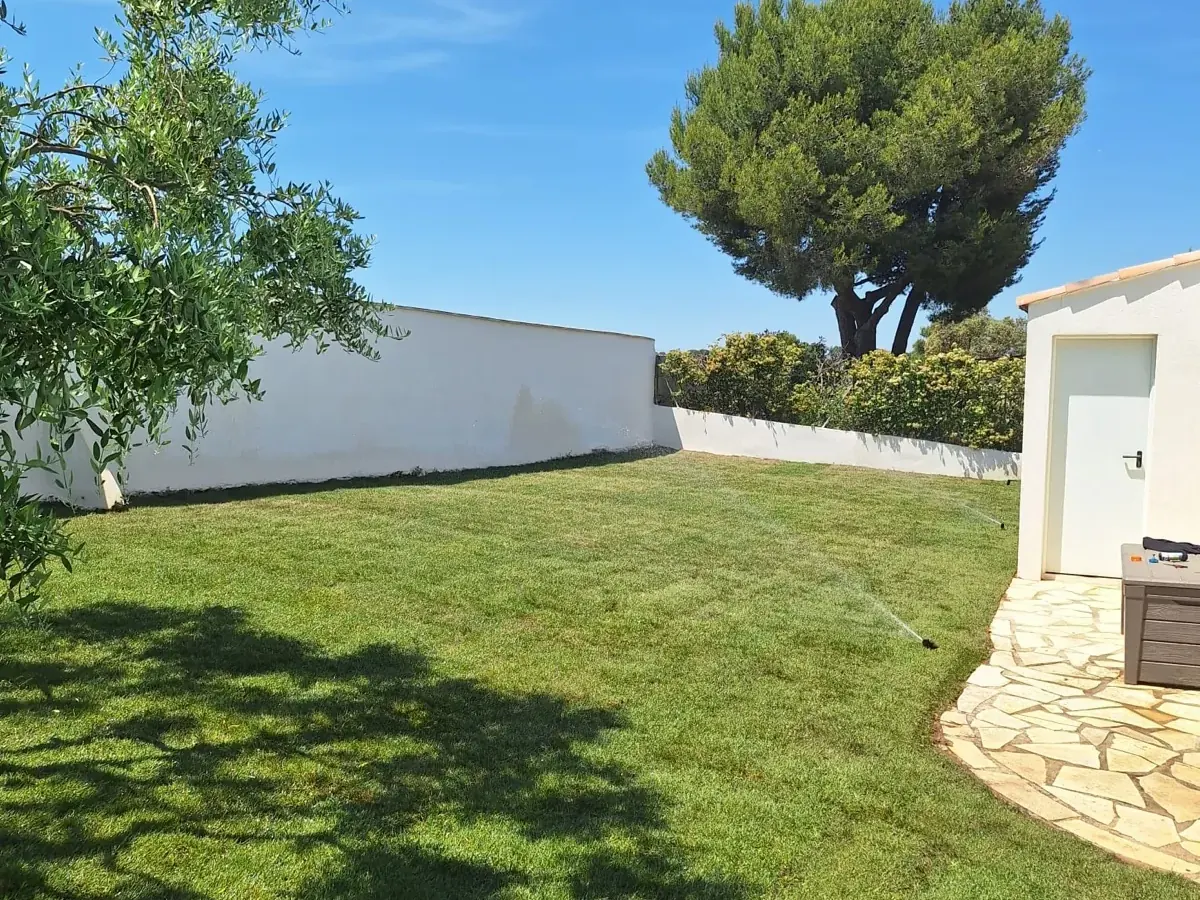 Jardin méditerranéen sec en Provence par MJ Services 13, plantes locales et paillage minéral