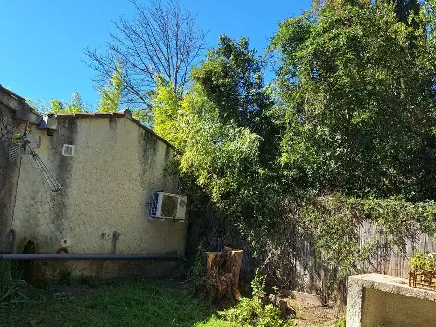 Paysagiste MJ Services 13 en intervention dans un jardin provençal — aménagement et entretien