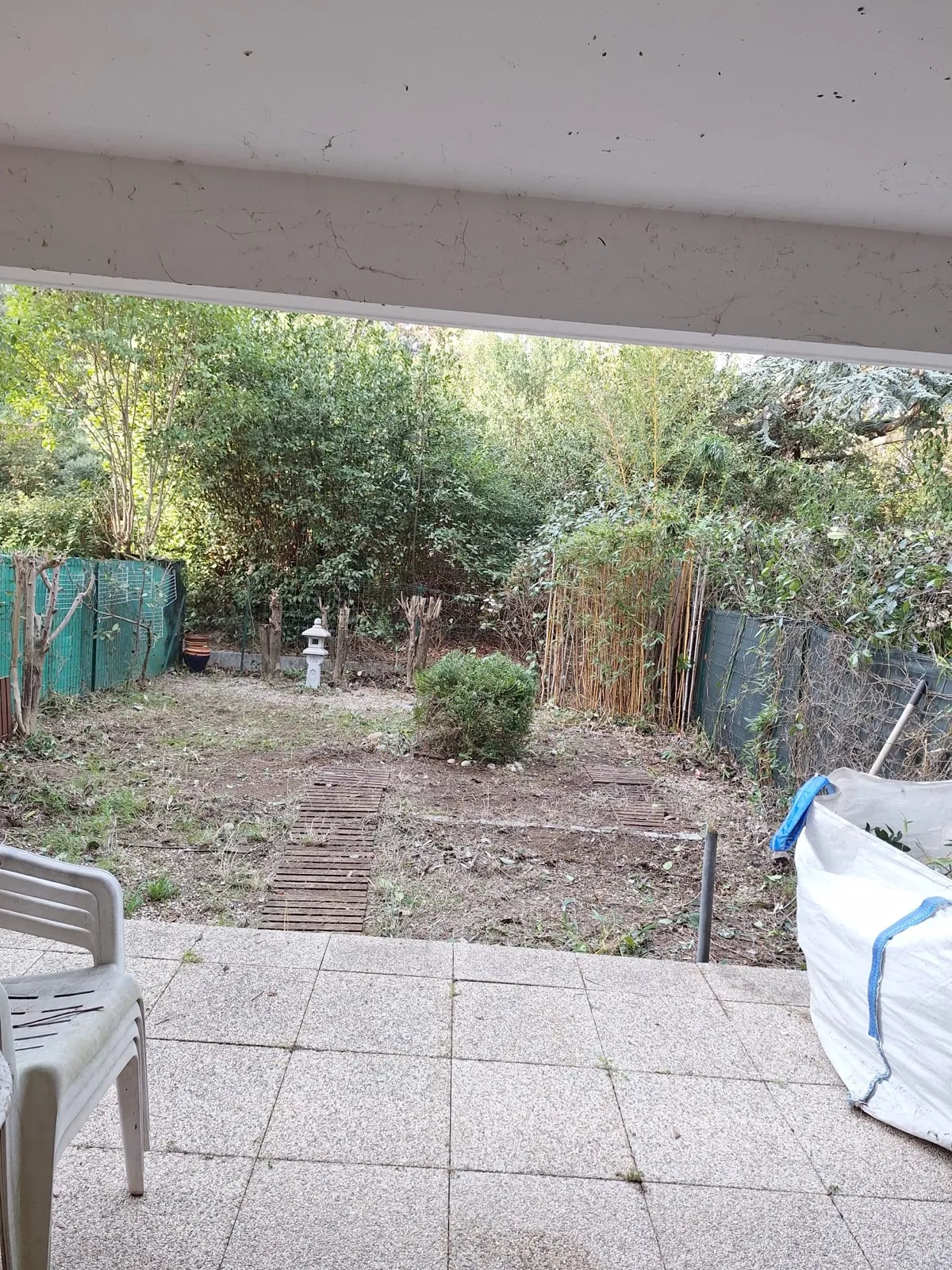 Jardin remis en état à Gignac-la-Nerthe par MJ Services 13, haie de séparation taillée à hauteur constante