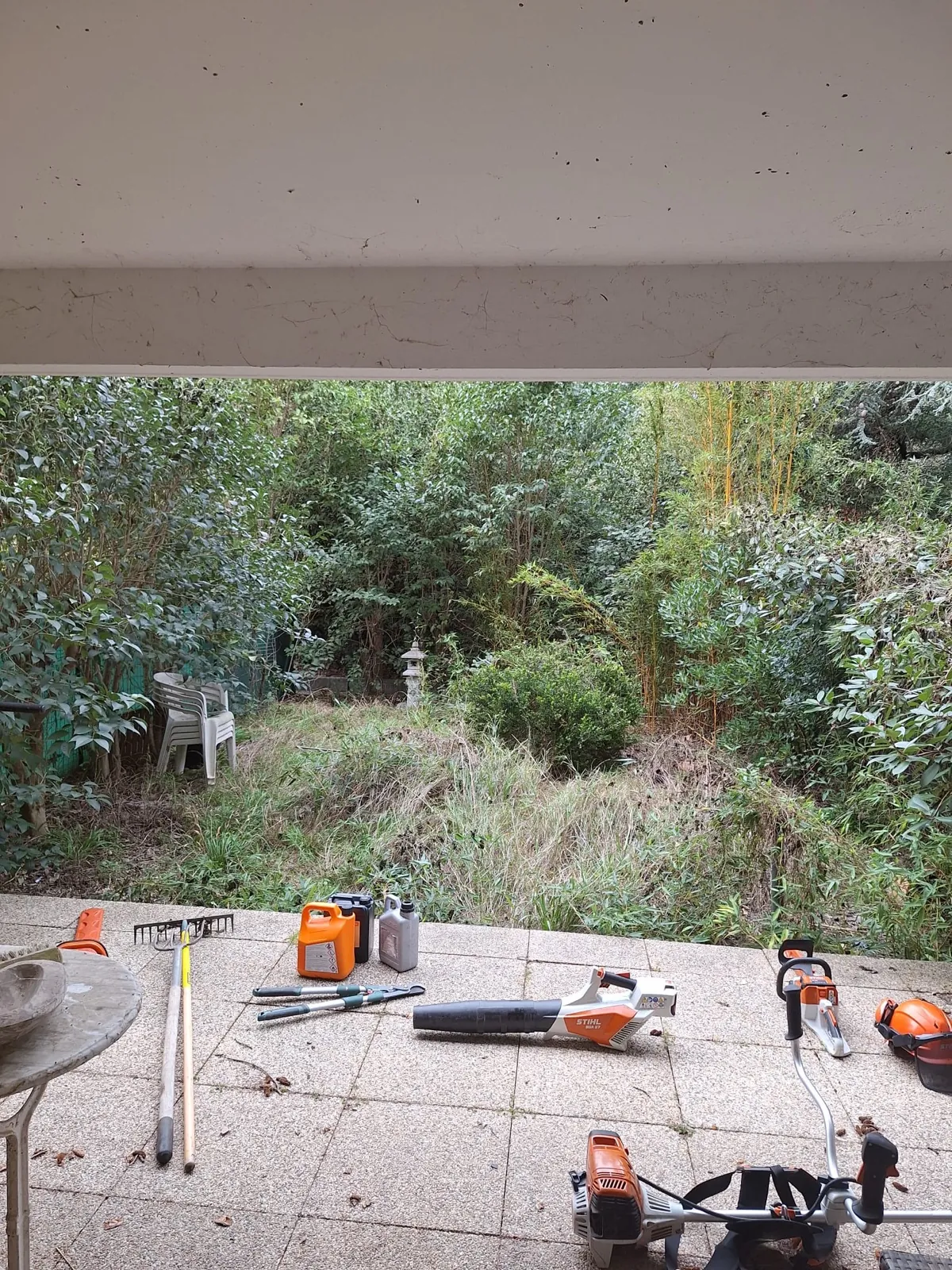Chantier de remise en état avec taille de haie à Gignac-la-Nerthe : outils prêts avant la reprise du jardin