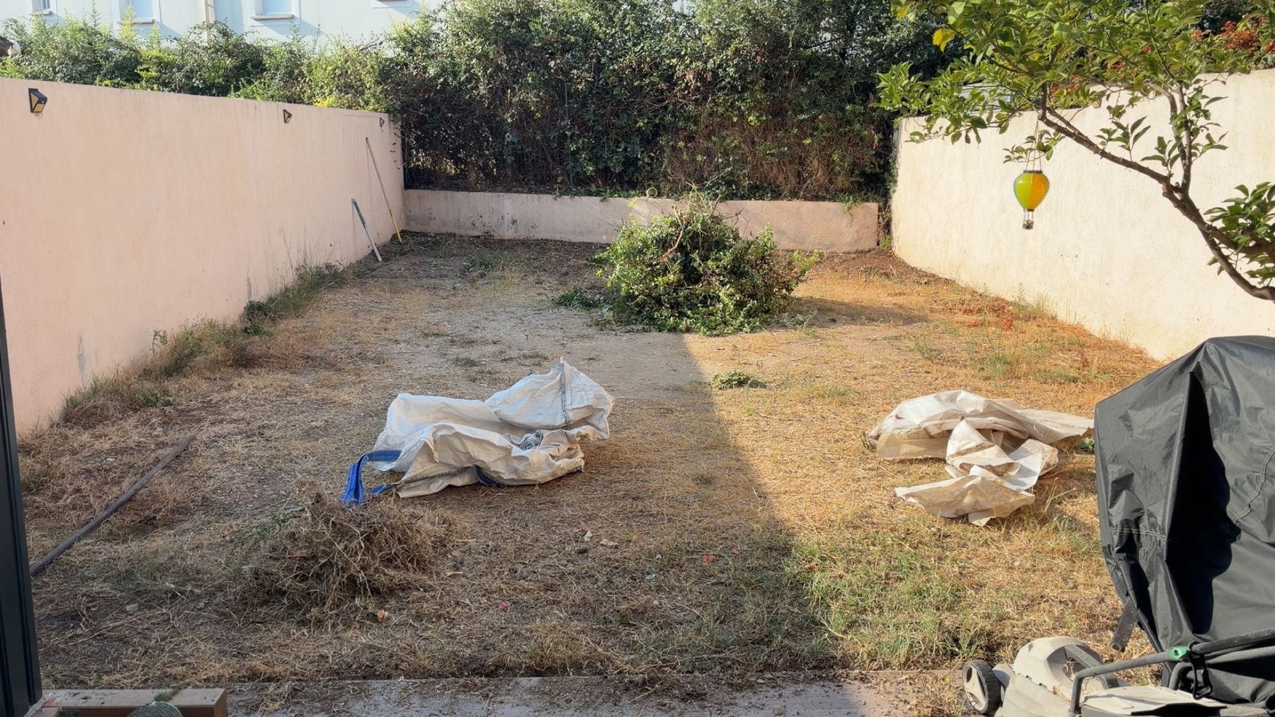 Terrain préparé avec sable concassé 0/4 avant pose de pelouse synthétique à Châteauneuf-les-Martigues