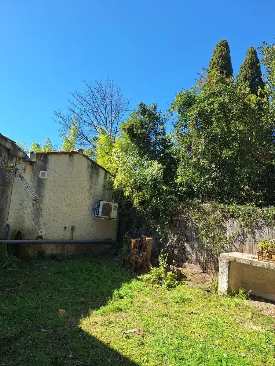 Paysagiste MJ Services 13 en intervention dans un jardin provençal — aménagement et entretien