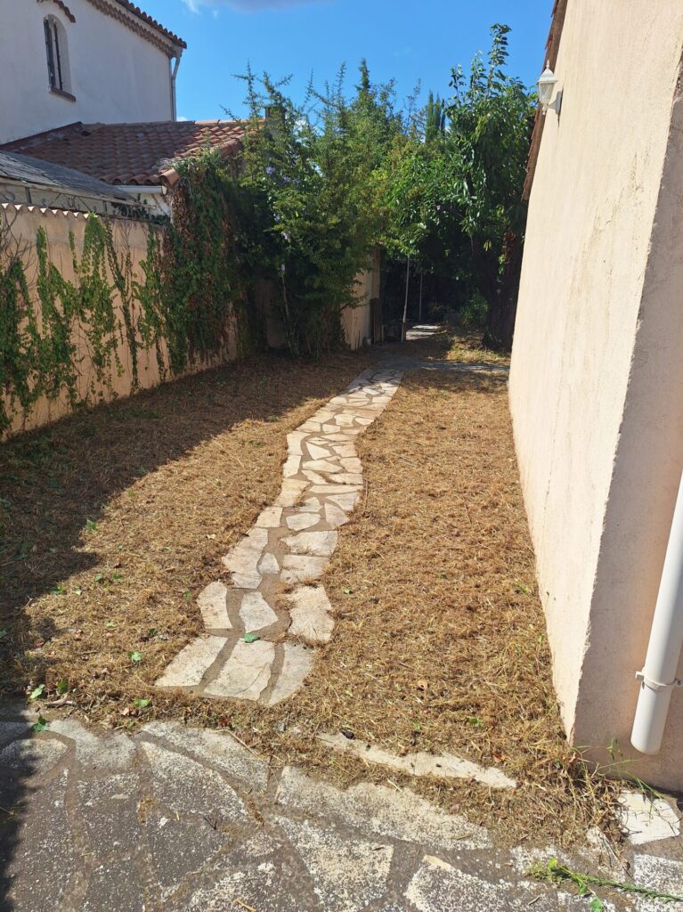 Résultat dans l'allée après débroussaillage terrain Bouc‑Bel‑Air